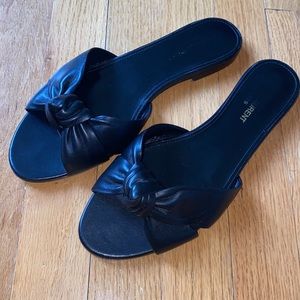 Beautiful SAINT LAUREN flat leather sandals. Black.